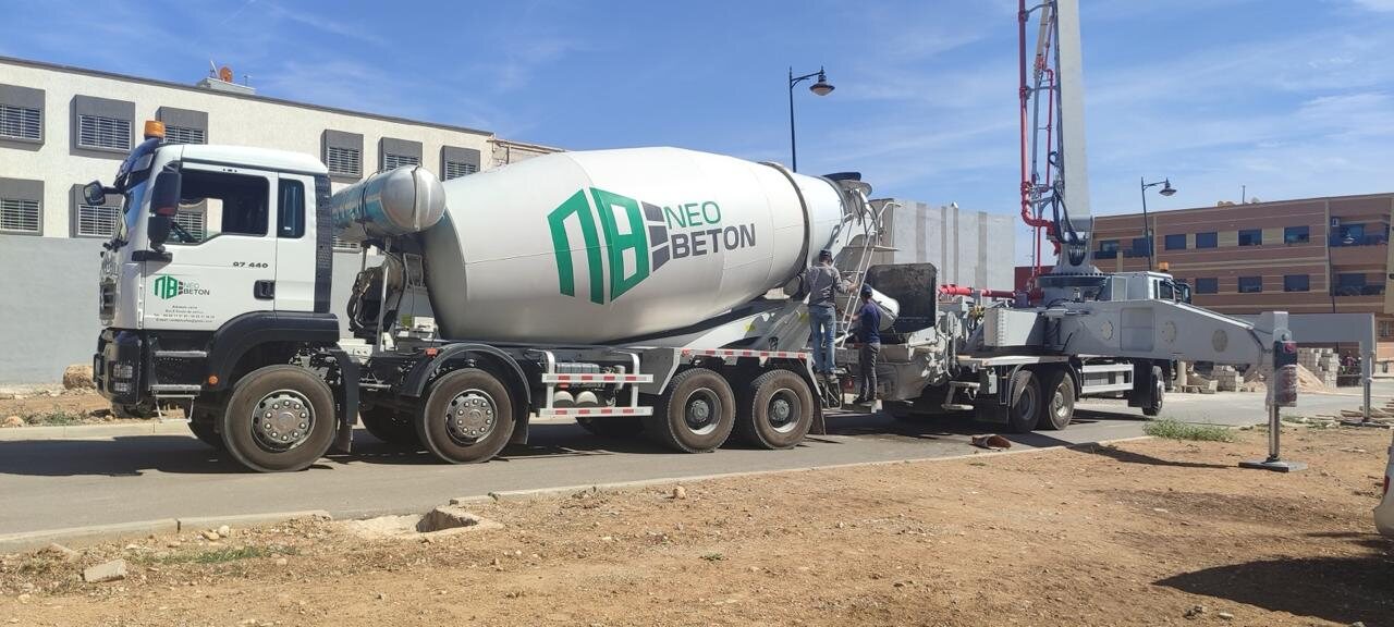 Camion-malaxeur Néo Béton mobilisé sur un chantier