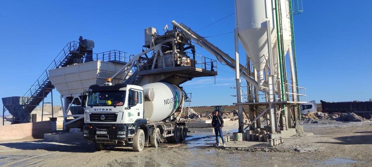 Camion-malaxeur Néo Béton en chargement à la centrale