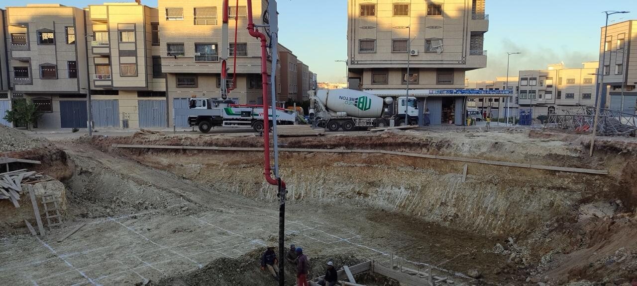 Pompage de béton dans des fondations en excavation
